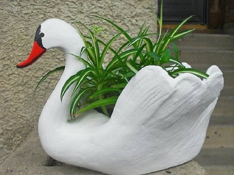 О том как сделать садовых лебедей