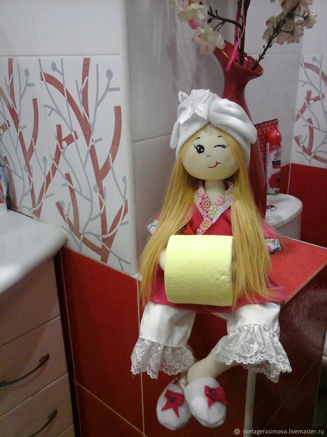 текстильная кукла для туалетной бумаги. держатель для кукол. кукла держатель для туалетной бумаги своими руками. кукла держатель для туалетной бумаги своими руками. кукла-держатель для туалетной бумаги автор соколова наталья.