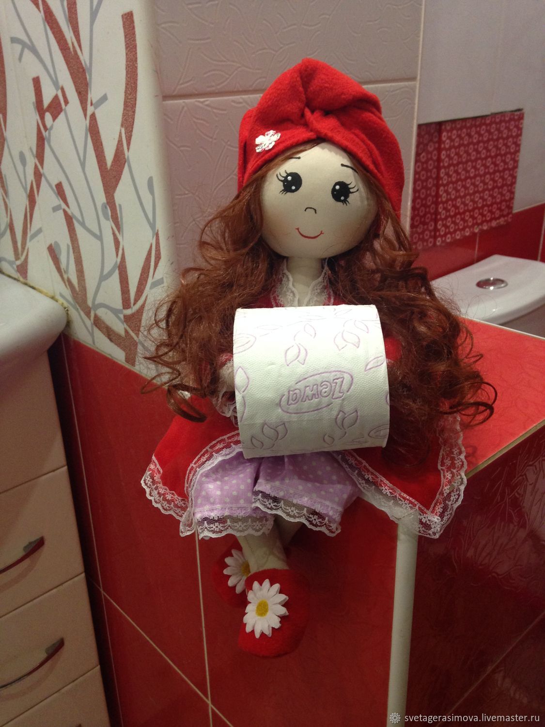 держатель для туалетной бумаги текстильный. кукла держатель для туалетной бумаги. бабка для туалетной бумаги. кукла держатель для туалетной бумаги своими руками. держатель для туалетной бумаги из фоамирана.