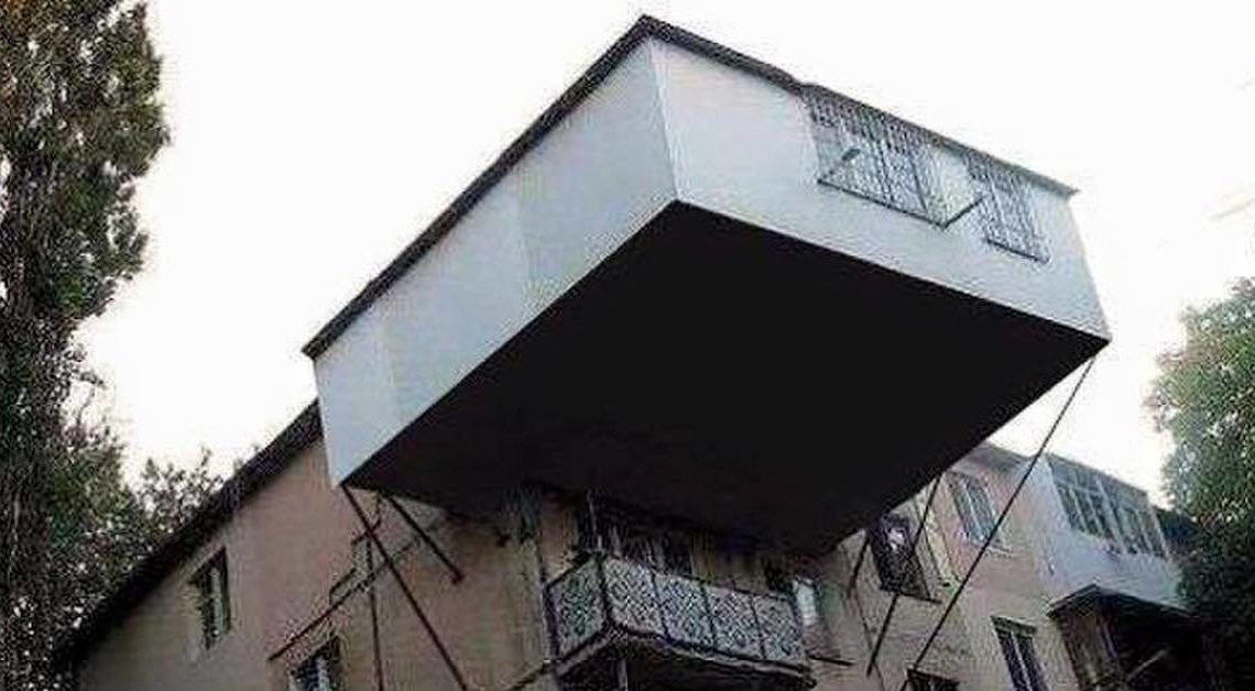 12 смешных балконов на все времена